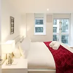 1Bd Modern City Oasis: Near London Attractions
