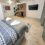 Three Bed Flat In Mile End