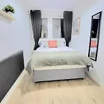 Three Bed Flat In Mile End