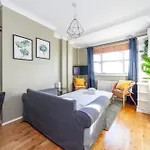 Bright And Cosy Apartment In South London