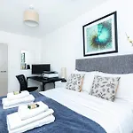 Modern 2Br Wpatio & Free Parking, Canning Town