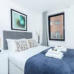 Modern 2Br Wpatio & Free Parking, Canning Town