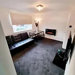 Sleek & Stylish - E15 Apartment With Parking