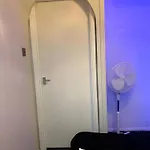 Sleek & Stylish - E15 Apartment With Parking