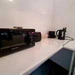 Sleek & Stylish - E15 Apartment With Parking