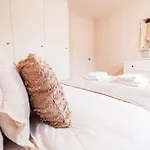 Gorgeous 2-Bedroom London Apartment