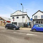 Stunning New 2 Bed Flat - 6 August House