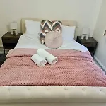 London - Sleeps 4 - Parking - Garden - Petfriendly