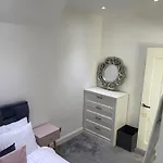 Spacious 2 Bedroom House W/ Garden And Free Parking