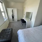 Spacious 2 Bedroom House W/ Garden And Free Parking