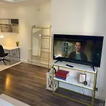 Spacious 2 Bedroom House W/ Garden And Free Parking
