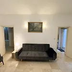 Apartment Moments From Hyde Park