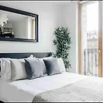 Stunning 2-Bed Apt & Balcony In Notting Hill