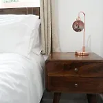 Luxury London House Sleeps 13, 2 Minutes To Metro
