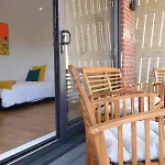 Modern One Bedroom Apartment In Ealing Common