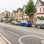 3 Bedroom Central London Townhouse 2Min To Station, Sleeps 8