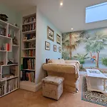 Spacious Refurbished Flat With A Garden Near Tube, Train, Thames And The City Center
