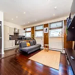 Museum Street Apartment, sleeps 3