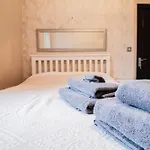 Chic 3-Bedroom Family Retreat In Stratford, Fast Internet And Near Shops