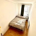 Flat 3 Stay In Aldgate Apartments