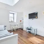 Chancery\'S Loft Private Apartment
