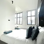 Central & Stylish 2 Bedroom Apartment