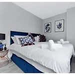 Lovely 4 Bedroom With Outdoor Space!