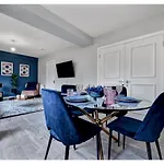 Lovely 4 Bedroom With Outdoor Space!