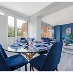 Lovely 4 Bedroom With Outdoor Space!