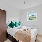 Lovely Home - Park Views & Ideal Transport Links