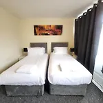 Garland Modern Spacious Flat, London
