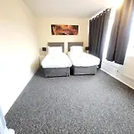 Garland Modern Spacious Flat, London