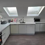 20 Mins To Central London, Stylish Sky Views 2 Bed
