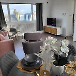 20 Mins To Central London, Stylish Sky Views 2 Bed