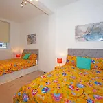 Flat In Clapham Budget Friendly Stay