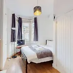 Stunning 2Bdr With Beautiful Garden