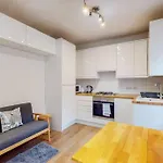 Stunning 2Bdr With Beautiful Garden