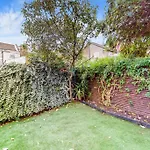 Stunning 2Bdr With Beautiful Garden
