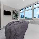 1 Bedroom Stylish Apartment In Webley Park