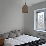 Central , Bright And Modern Flat Up To 4 People
