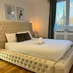 3-Bedroom Apartment In The Heart Of London