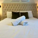 3-Bedroom Apartment In The Heart Of London