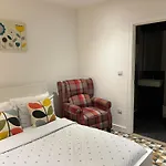 Modern En-Suite Room And Self Catering In London