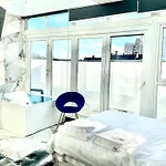 Duke And Duchess Apartments And Rooms - Private In Room Hot Tub Suites