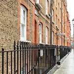 Bright Warwick Chambers Apartment