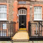 Bright Warwick Chambers Apartment