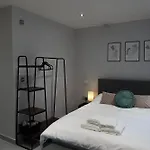 Luxury 5Bd Suite Guest House