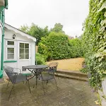 NEW Cosy 2 Bedroom Detached House West Finchley