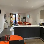 Modern En-Suite Room And Self Catering In London