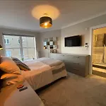 Superb Central London Riverside Flat With Balcony In Limehouse